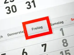 Kalenderblatt mit markiertem Freitag. Die Planung für die **Winterferien 2026** beginnt!