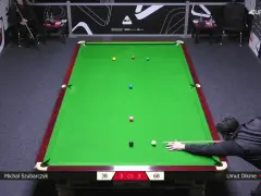 Gracz Umut Dikme celuje do bili podczas meczu snookera British Open. Wynik 38-68.