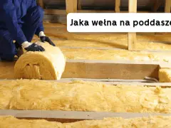 Ocieplanie poddasza najlepszą wełną mineralną. Pracownik układa rolkę izolacji.