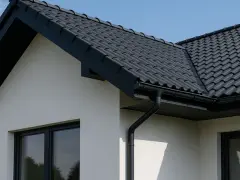 Jaki kolor podbitki do antracytowego dachu, by uniknąć błędów w aranżacji?