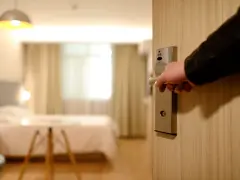Otwieranie drzwi do hotelowego pokoju to pierwszy krok w nauce, jak prowadzić hotel. Czystość i komfort czekają w środku.