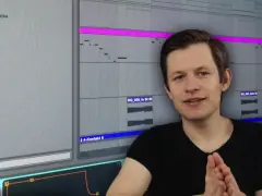 Młody mężczyzna przed ekranem z programem do tworzenia muzyki. Widać sekwencje dźwiękowe i listę efektów.