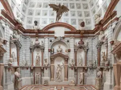Interno del Palazzo Grimani a Venezia, un tripudio di sculture classiche e busti antichi che adornano nicchie e mensole, creando un'atmosfera di maestosa antichità.