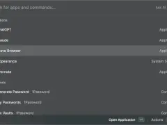 Wyszukiwanie aplikacji i poleceń w Raycast. Widoczne sugestie: ChatGPT, Claude, Brave Browser, Appearance, Evernote. Poniżej polecenia 1Password.