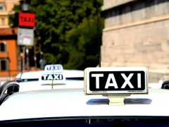 Mehrere Taxis in Italien, bereit, Touristen zu befördern. Die Taxi Kosten in Italien können je nach Stadt und Tageszeit variieren.