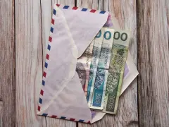 Koperta z pieniędzmi, idealna na komunię. W środku polskie banknoty: 50 i 100 złotych.