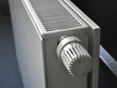 Termostato de radiador blanco, útil para el cálculo de radiadores por m2.