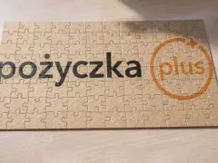 Puzzle z napisem "pożyczka plus". Czyżby to wezwanie na policję w sprawie nieuregulowanych zobowiązań?