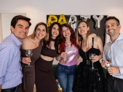 Impreza PRL jak się ubrać? Grupa przyjaciół świętuje, bawiąc się w stylu retro.