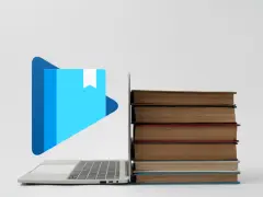Laptop z ikoną książki i stosem książek. Jak otworzyć plik epub?