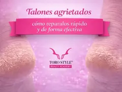 Talones agrietados con sangre, una imagen que muestra la necesidad de reparar la piel seca y dañada.
