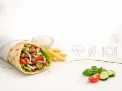 Kebab z warzywami i frytkami. Czy kebab jest zdrowy? Zależy od składników i sposobu przygotowania.