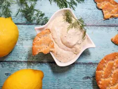 Kremowa pasta z łososia z koperkiem, podana z cytryną i chlebkiem. Idealna na przekąskę.
