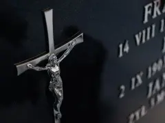 Trwałe mocowanie krzyża do pomnika: Metody, kleje i porady