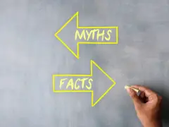 Strzałki z napisami "MYTHS" i "FACTS" na szarej tablicy. Rozważając leki na koncentrację dla dzieci z ADHD, warto odróżnić fakty od mitów.