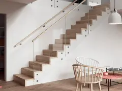 Modern trappa inomhus inspiration med trästeg, glasräcke och ljusa väggar. En stilren och luftig design.