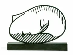 Sculpture stylisée d'une femme allongée, la muse endormie, aux formes épurées et rayées, posée sur un socle sombre.