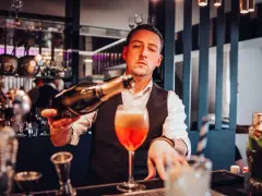 Ile kosztuje barman na wesele? Ceny i koszty obsługi 2024