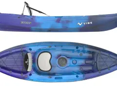 Zwei Ansichten eines blauen und violetten Vibe Skipjack 90 Kajaks, bereit für einen Sit-on-Top-Kajak-Test.