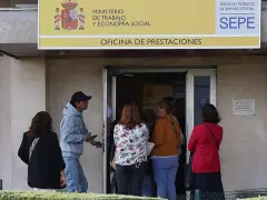 Personas esperan en la oficina de prestaciones del SEPE, donde se tramita lo que se considera renta para el SEPE.