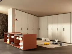 Cabina armadio angolare moderna con isola centrale e attrezzatura fitness. Organizzare con stile.