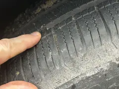 Gdzie sprzedać opony używane? Zyskaj na ogumieniu poradnik eksperta
