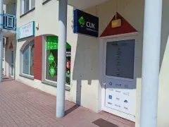 Budynek z szyldami "Perfect Look Clinic" i "CUK Ubezpieczenia" w Zielonej Górze.