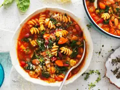 Aksamitna zupa minestrone z makaronem, fasolą i warzywami, posypana parmezanem. Idealna na chłodne dni.