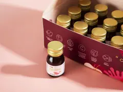 Pudełko z ampułkami kolagenu rybiego. Zastanawiasz się, jaki kolagen wybrać na zmarszczki? Ten produkt zawiera kolagen rybi VERISOL, witaminę C i ekstrakt z zielonej herbaty.