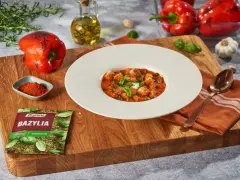 Aksamitny krem z pieczonej papryki z grzankami i bazylią. Obok składniki: papryka, oliwa, czosnek, przyprawy.