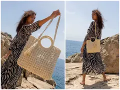 Kobieta w sukience w panterkę prezentuje nowoczesne torebki damskie na tle morza i skał.