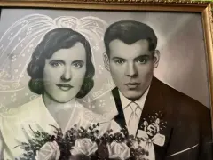 Para Młoda z bukietem róż. Ich 60 rocznica ślubu to piękna historia miłości.
