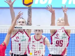 Siatkarki walczą o piłkę nad siatką. W tle widać fragmenty trybun i logo VNL. To emocjonujący moment z włoskiej ligi siatkówki mężczyzn.