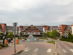 Hotel Gołębiewski w Karpaczu z fontanną przed wejściem. Kamery hotelowe zapewne uchwyciły ten widok.