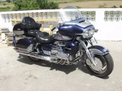 Lśniąca, granatowa Honda Valkiria z chromowanymi detalami i wygodnym siedzeniem pasażera.