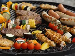 Potrawy na grillu: Przepisy, marynaty i triki na udaną ucztę