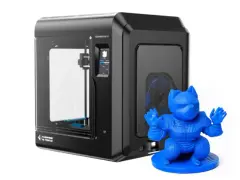 Drukarka 3D Flashforge Adventurer 4 wykorzystująca technologię FDM tworzy niebieską figurkę postaci.