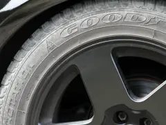 Nahaufnahme eines abgefahrenen Reifens mit dem Schriftzug "GOOD YEAR". Abgefahrene Reifen können eine Strafe nach sich ziehen.