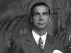 Ritratto di Cristóbal Balenciaga, il cui nome è sinonimo di alta moda. Indossa un abito elegante con cravatta a pois.