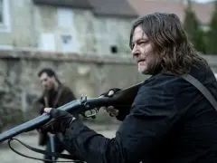 Daryl Dixon z sezonu 3, z blizną na twarzy, celuje z dwururki. W tle inny mężczyzna.