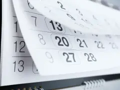 Strony kalendarza przewracają się, pokazując daty. Ile lat do urlopu po technikum? Czas leci!