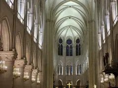 Interior de Notre Dame, con sus impresionantes arcos góticos, vitrales y candelabros dorados. Las **entradas Notre Dame** se abren a este majestuoso espacio.