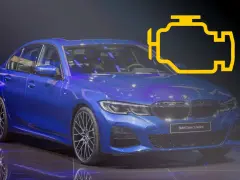 Niebieskie BMW Serii 3 z żółtym symbolem silnika, wskazującym na błąd DTC 4212.
