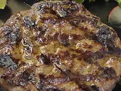 Hamburger in padella succulento, con crosticina dorata e succo che cola. Perfetto per un pasto veloce e gustoso.