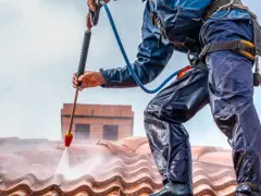 Profesjonalne mycie dachu ciśnieniowe. Sprawdź, jaka jest mycie dachu cena i odzyskaj blask swojej nieruchomości.