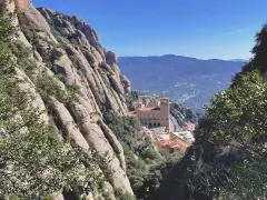 Monasterio en la montaña, ideal para rutas para caminar cerca de mi. Paisaje rocoso y verde con vistas al valle.