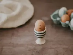Uśmiechnięte jajko w kieliszku. Dowiedz się, jak wprowadzać jajko do diety niemowlaka, by maluch zdrowo rosł.
