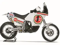 Cagiva Lucky Explorer, pronta per il Dakar. Motocicletta da rally con numero 93 e sponsor Total.