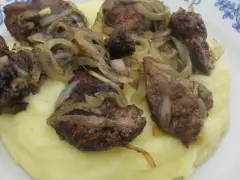 Smażona wątróbka drobiowa z cebulką na purée ziemniaczanym.