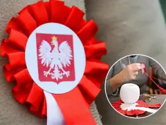 Jak zrobić kotylion: czerwono-biała kokarda z orłem, obok ręce tworzące podobny wzór z nici i nożyczek.
